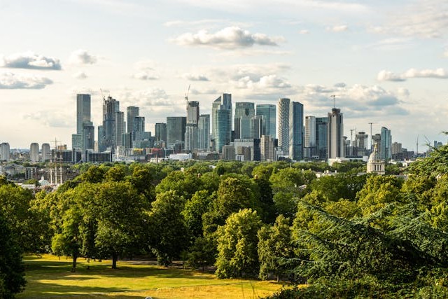 A daytime view from the lush and expansive green surrounds of Greenwich Park towards the skyline of London’s business district. The Greenwich area is to the south-east of central London, and the cost of office space there is much more affordable than the city’s core, ideal for startup survival if they are cash-strapped. Image at LondonOfficeSpace.com.